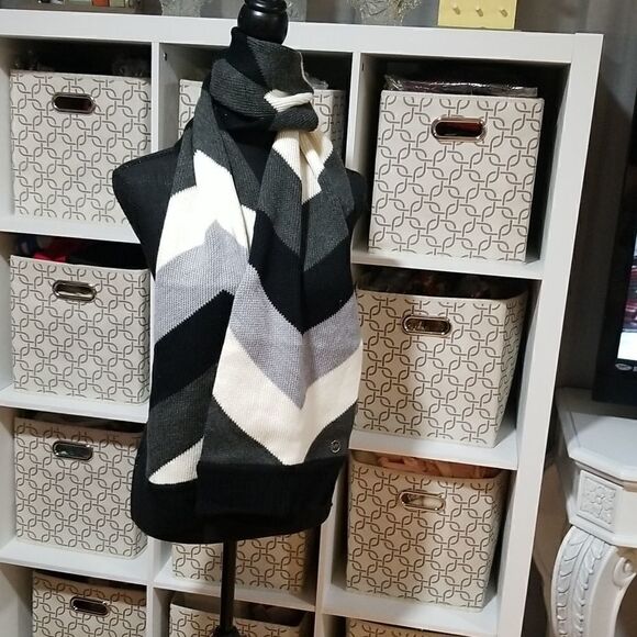 Michael Kors Women Scarf LOGO Knit Wool Blend Stripped Zigzag Gray White Black - Picture 4 of 9